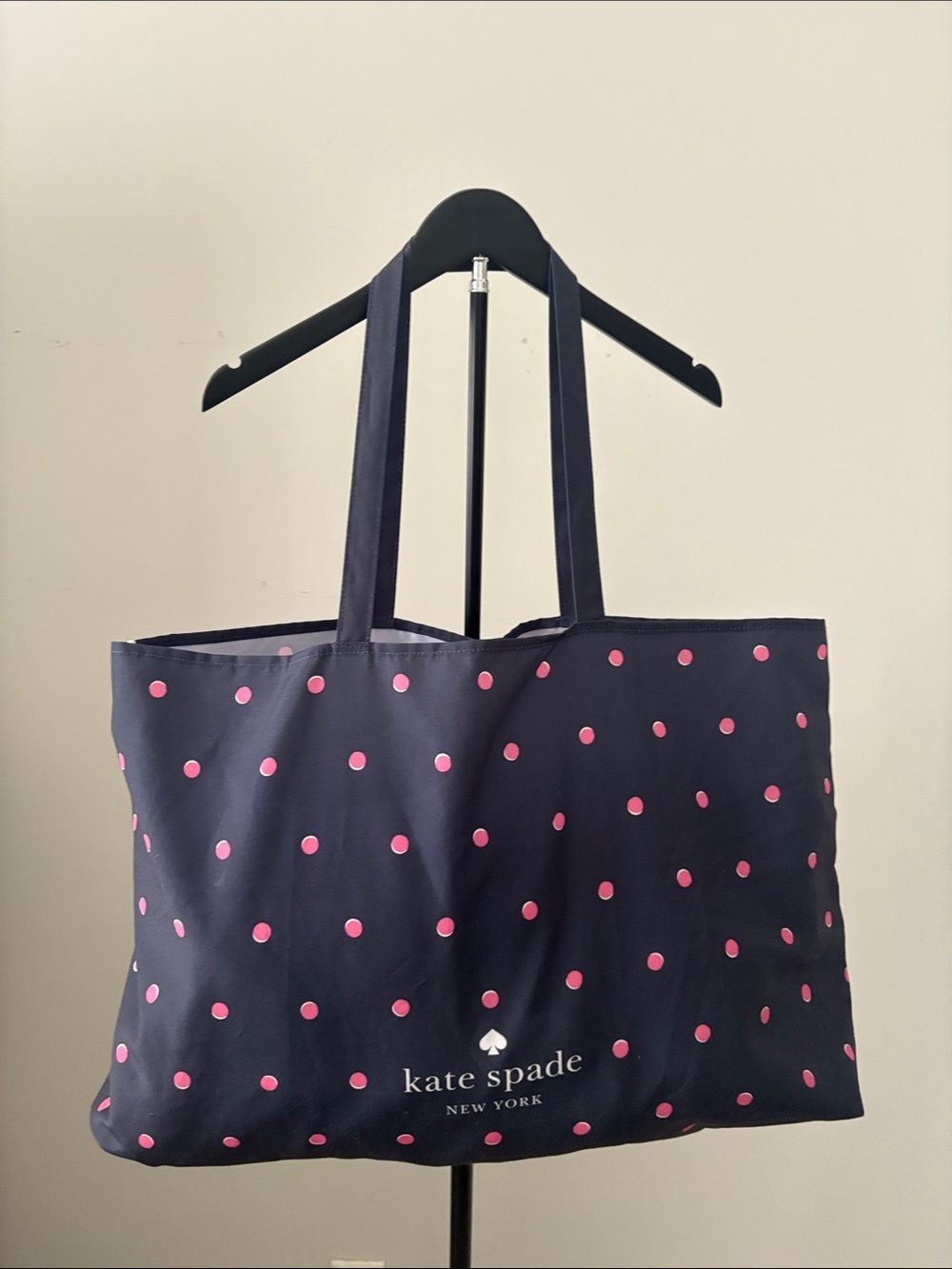 Kate Spade Navy / Pink Polka Dot Tote Bag
Perfect for a day at the beach 🏖️☀️🏝️